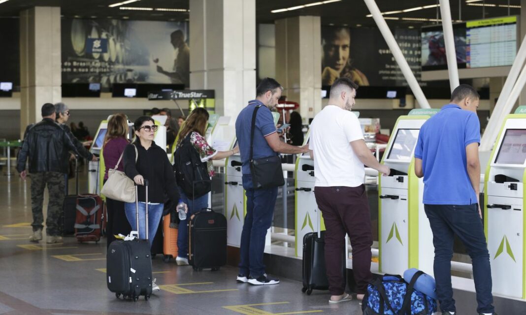 Auditores da Receita fazem operação-padrão em aeroportos nesta terça