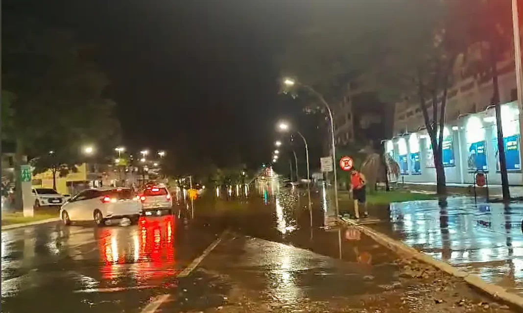 Forte chuva no DF causa alagamentos e queda de energia