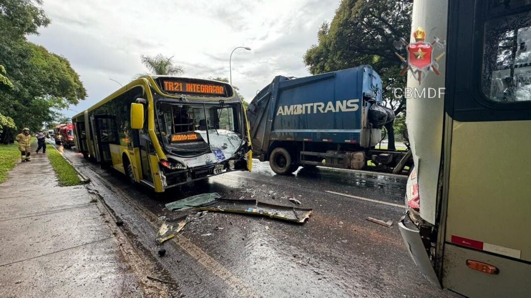 Engavetamento envolvendo três ônibus e um automóvel deixa cinco pessoas feridas na Asa Sul