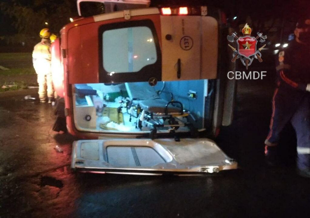 Ambulância que transportava paciente, tomba após colisão em cruzamento na Ceilândia