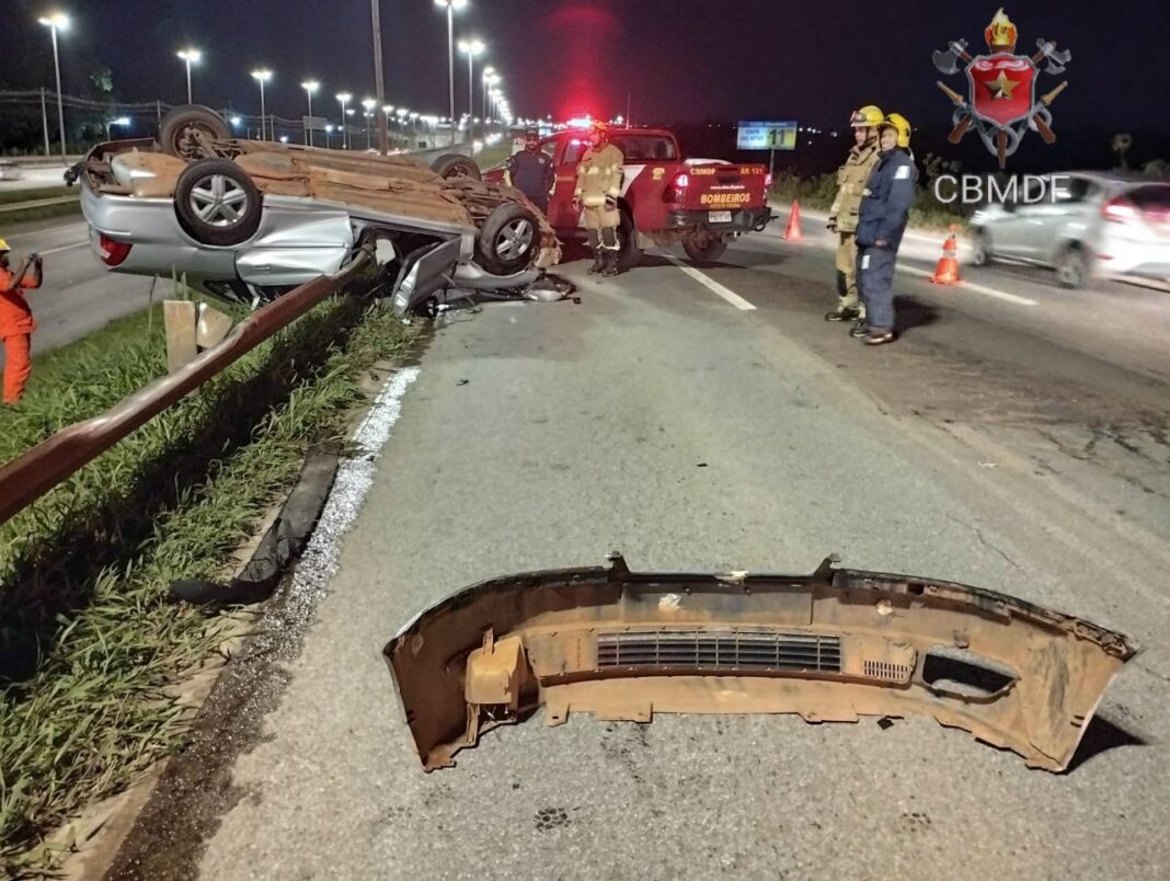 Motorista capota veículo sob o guard-rail na BR-020, altura do Taquari