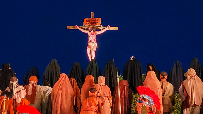 Fé e emoção marcam encenação da Paixão de Cristo, no Morro da Capelinha