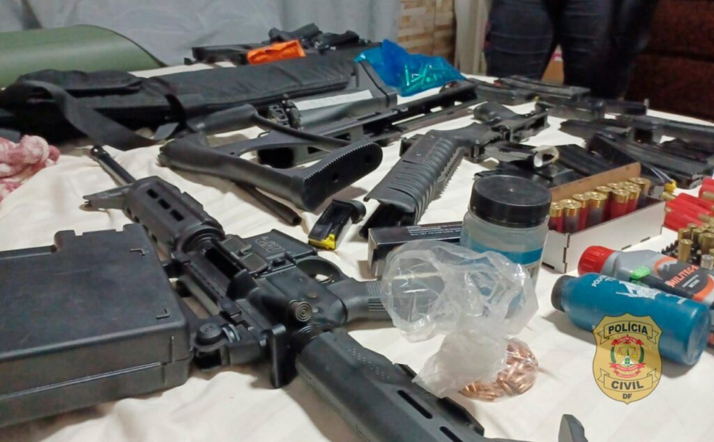 Polícia faz operação para desarticular esquema de sonegação e comércio ilegal de armas no DF