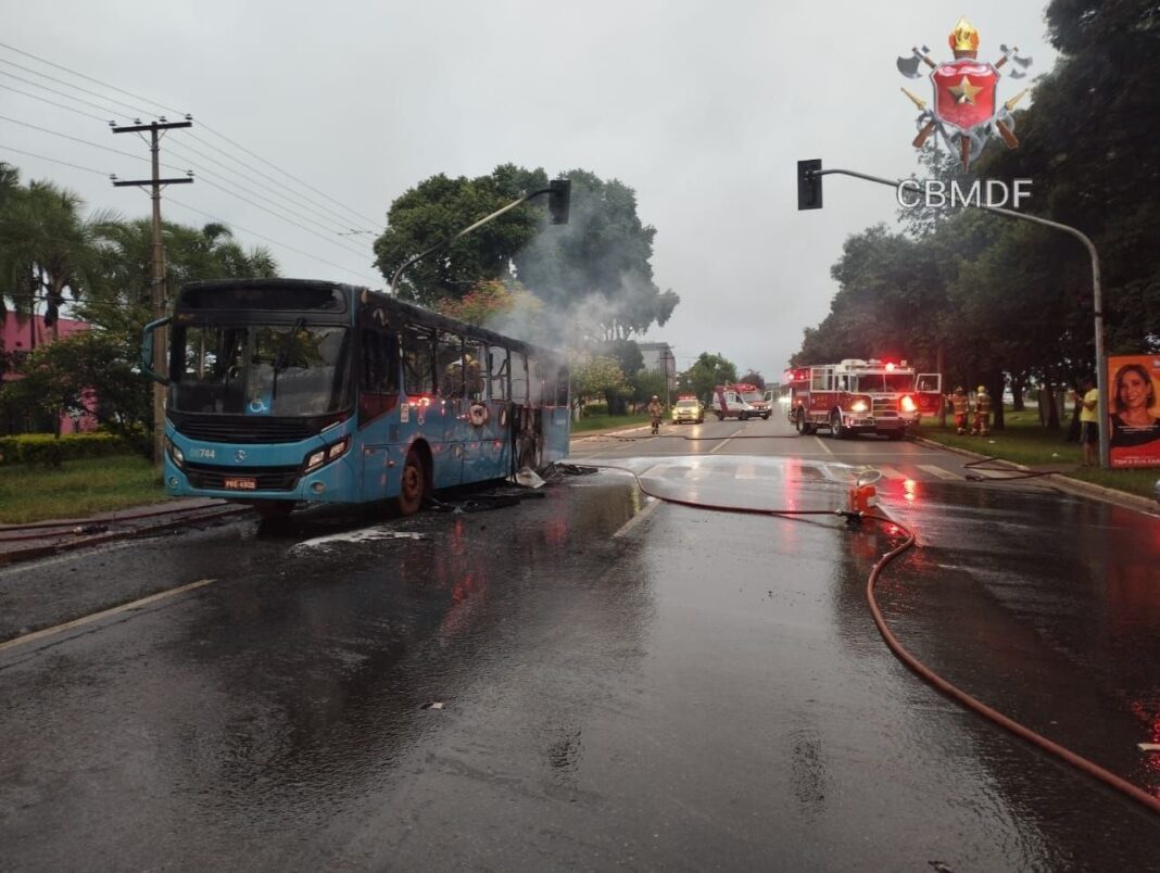 Vídeo: Ônibus pega fogo e fica destruído em Taguatinga