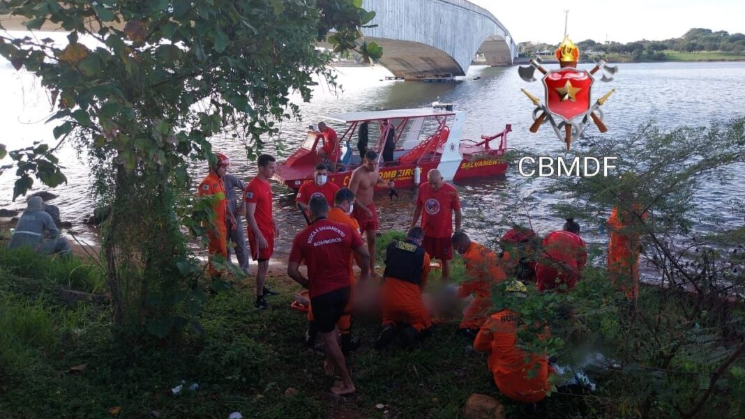 Bombeiros resgatam homem afogado no lago Paranoá