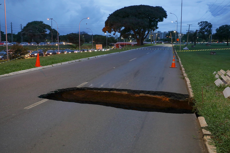 Equipes do GDF iniciam reparos emergenciais em trecho do Setor Policial Sul