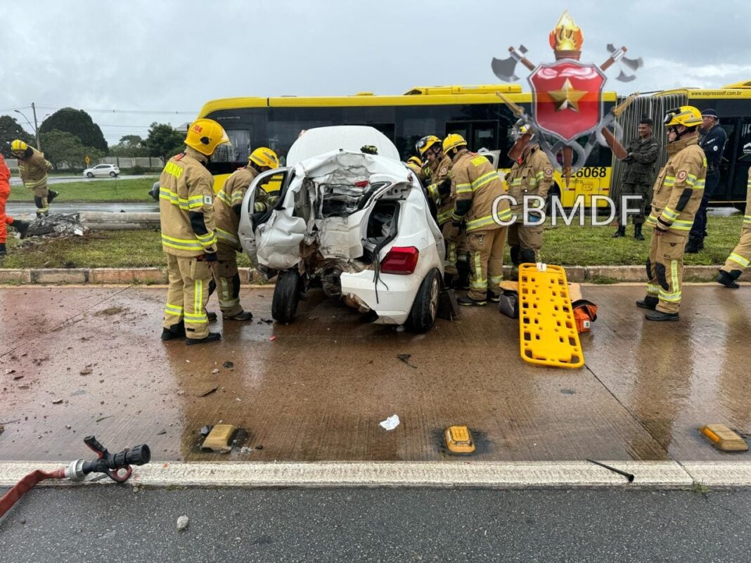 Motorista colide em poste e fica em estado grave na EPIA Sul