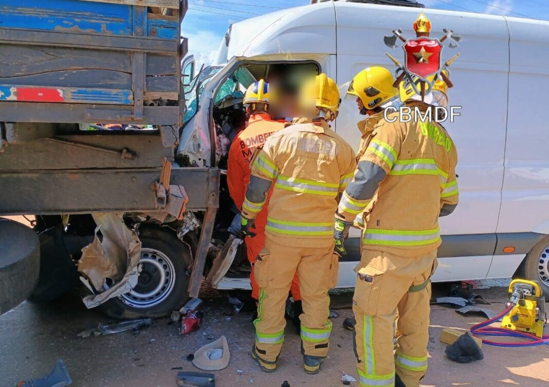 Van colide em caminhão e motorista fica em estado grave na BR-060