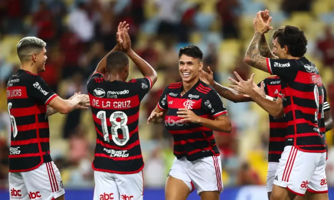 Flamengo derrota São Paulo e assume liderança do Brasileiro