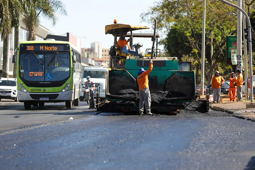 22/07/2024 - Pavimentação do Pistão Sul é finalizada, e equipes preparam sinalização das vias