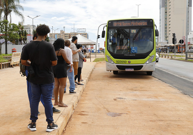 04/01/2025 - Nova baia para ônibus e trecho em calçadas são liberados na Praça do Relógio